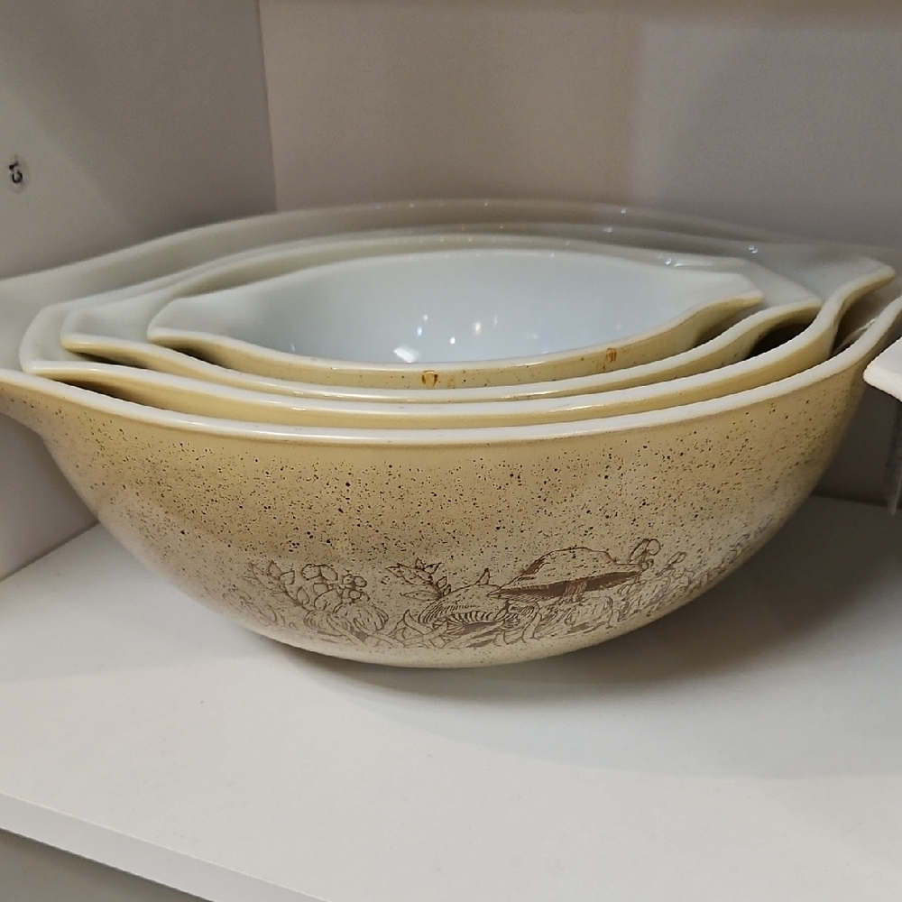 Pyrex Vintage Mixing Bowls - Cream and White